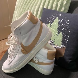 Nike Blazers Women’s size 9